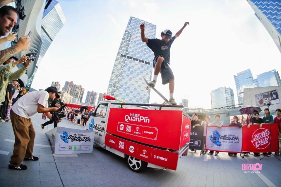 AHEge, 拜访本地滑