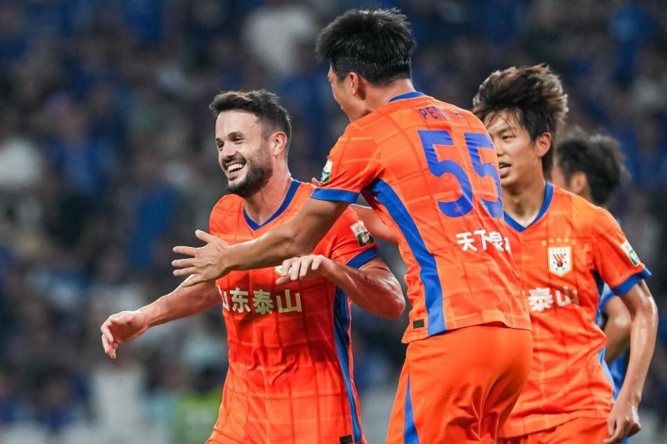 什维利成为, 次戴帽的中, 的第一个金